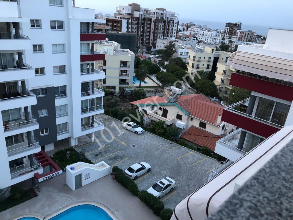 girne merkezde Özyalcın 360 sitesinde geniş teraslı deniz manzaralı satılık 3+1 penthouse