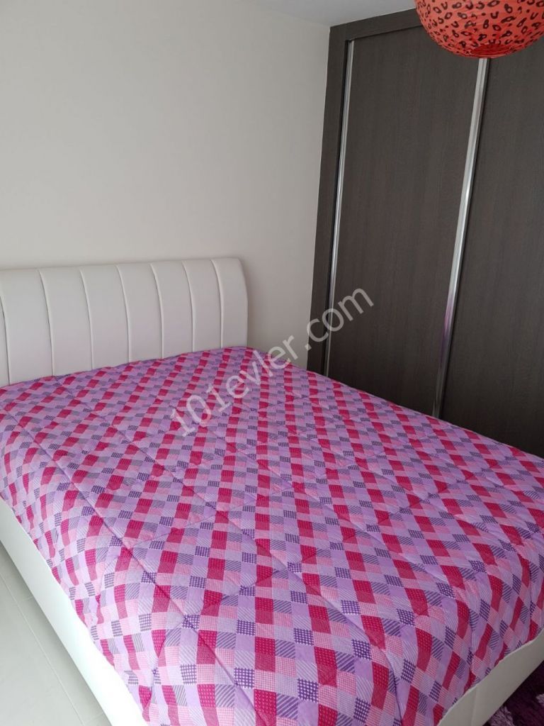 Girne merkezi lokasyonda  ana yola ve çarşıya yürüyüş mesafesinde kiralık 2+1 daire