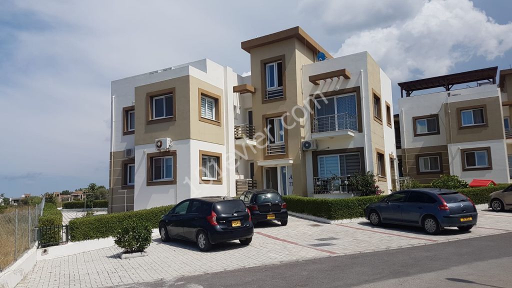 Alsancak Escape homes'da dağ ve deniz manzaralı bahçeli satılık  2+1 daire.