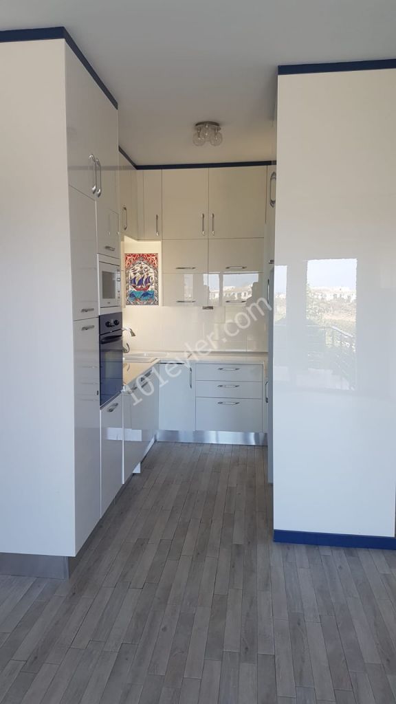 Alsancak Escape homes'da dağ ve deniz manzaralı bahçeli kiralık 2+1 daire.