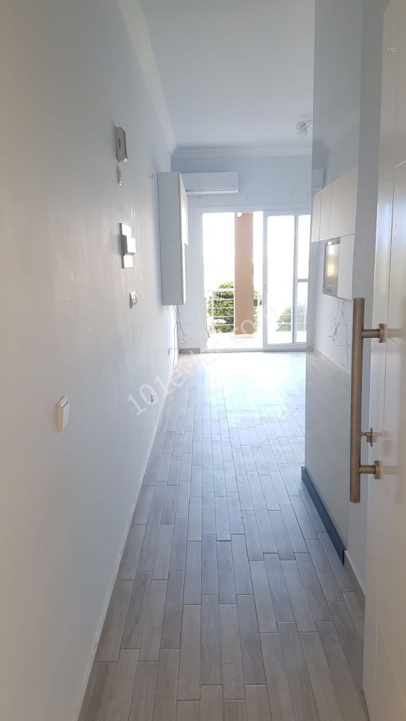 Alsancak Escape homes'da dağ ve deniz manzaralı bahçeli kiralık 2+1 daire.