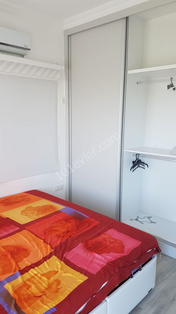 Alsancak Escape homes'da dağ ve deniz manzaralı bahçeli kiralık 2+1 daire.