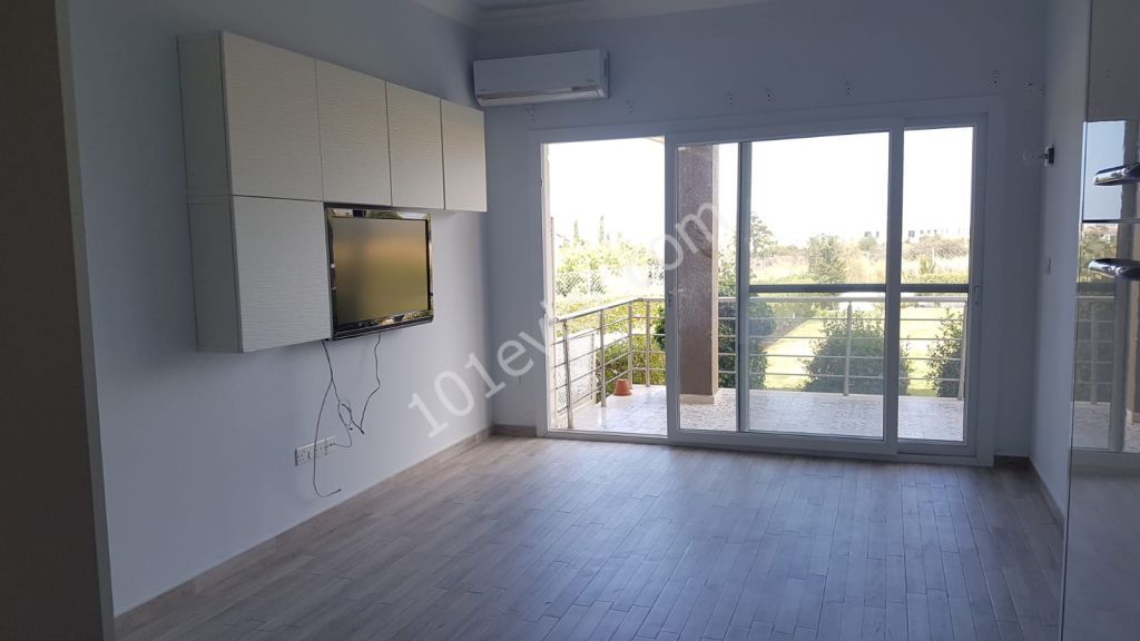 Alsancak Escape homes'da dağ ve deniz manzaralı bahçeli kiralık 2+1 daire.