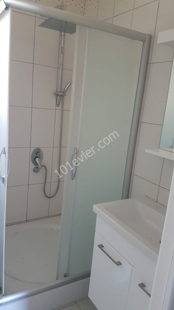 Alsancak Escape homes'da dağ ve deniz manzaralı bahçeli kiralık 2+1 daire.