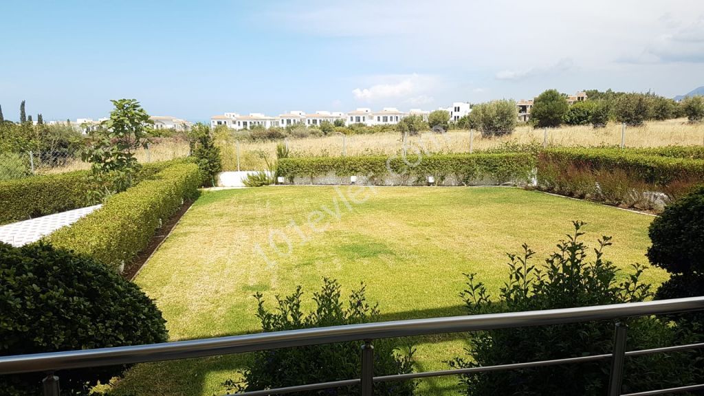 Alsancak Escape homes'da dağ ve deniz manzaralı bahçeli kiralık 2+1 daire.