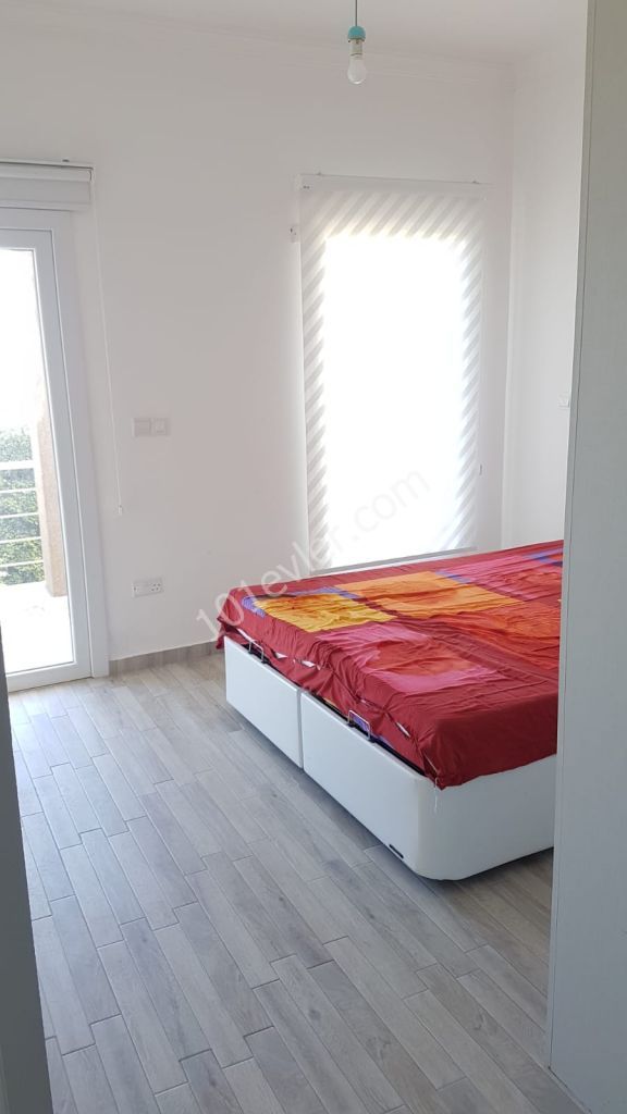 Alsancak Escape homes'da dağ ve deniz manzaralı bahçeli kiralık 2+1 daire.