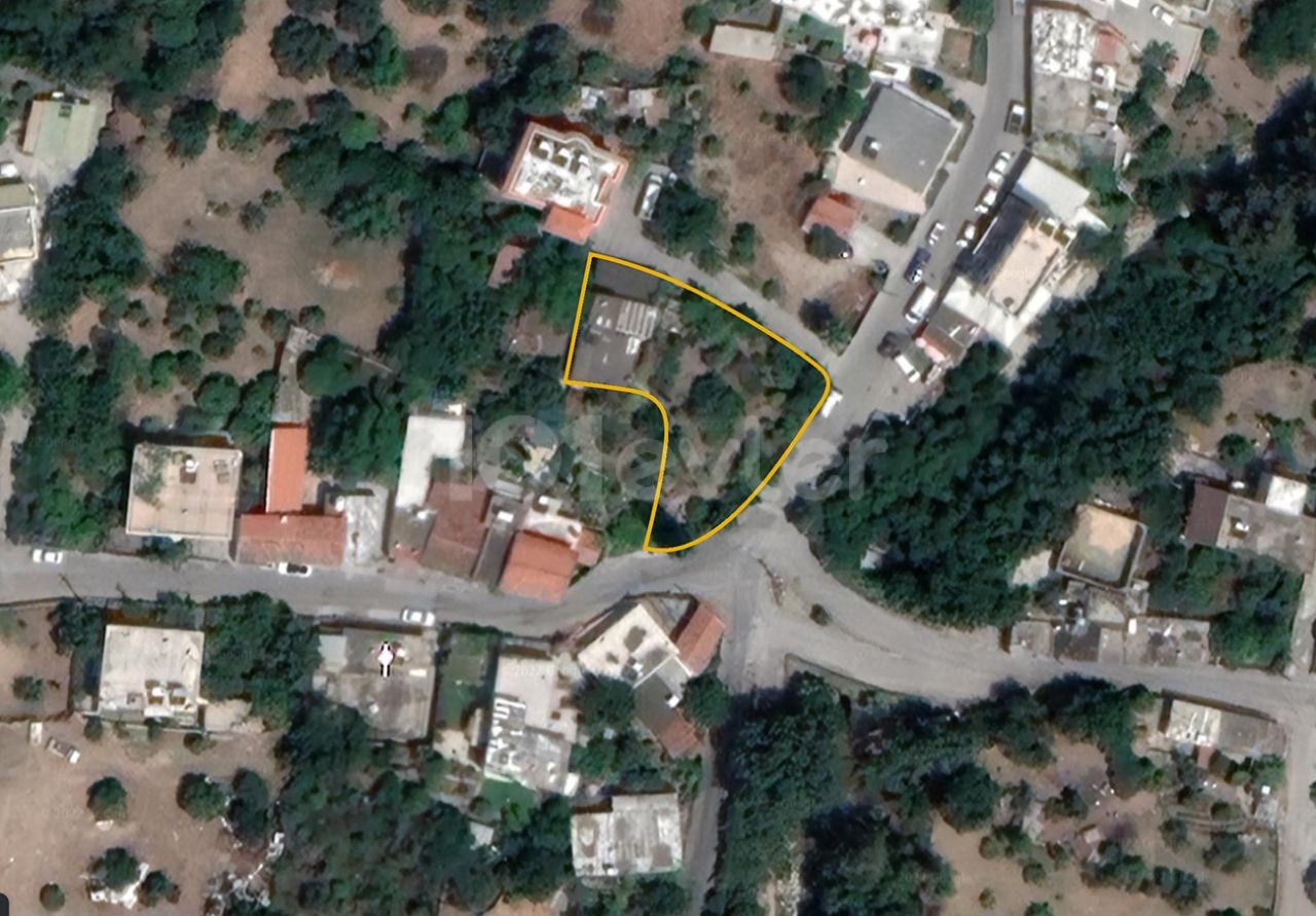 An Old Cypriot House with a Large Garden for Sale in Lapta ** 