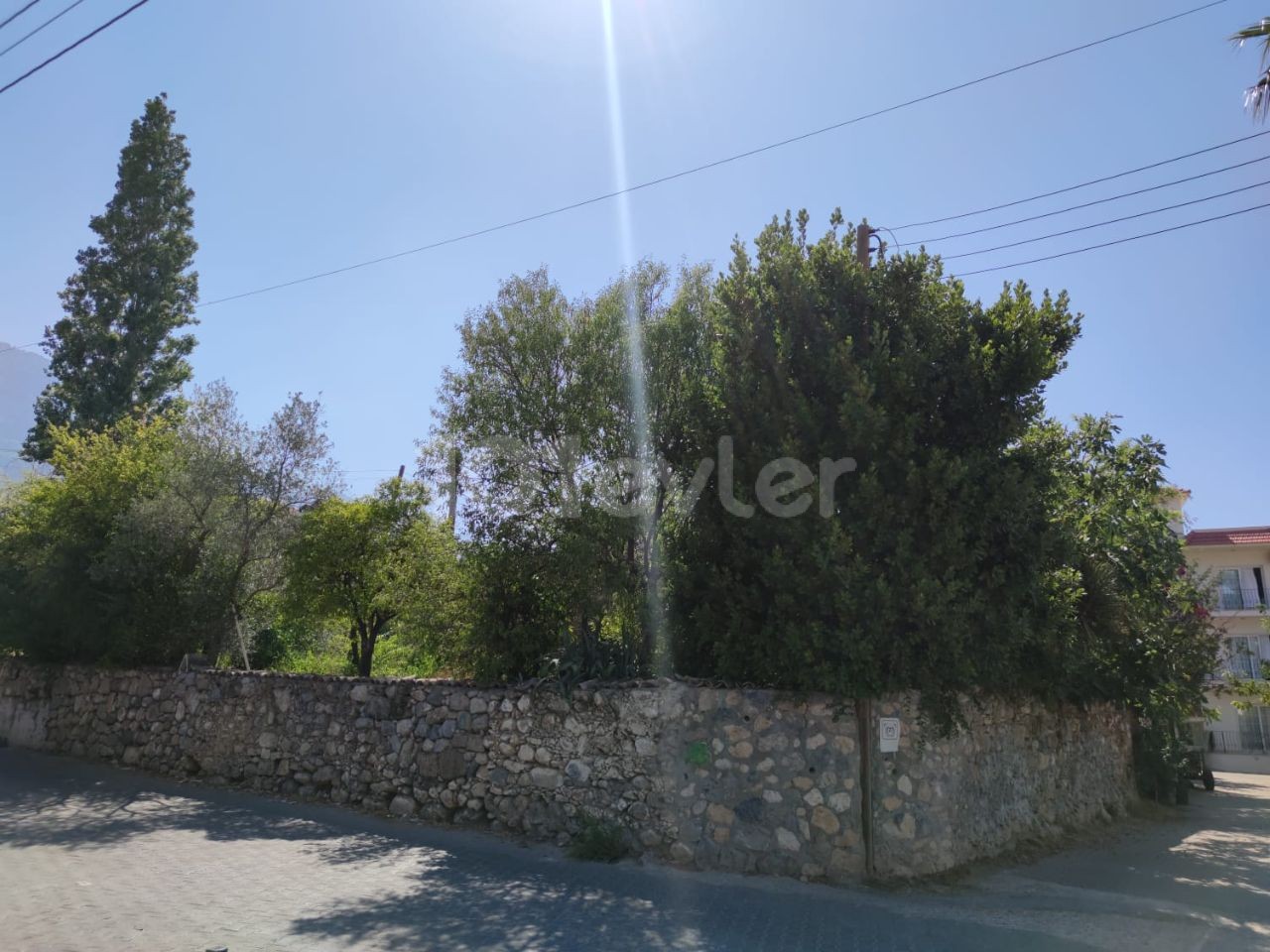 An Old Cypriot House with a Large Garden for Sale in Lapta ** 