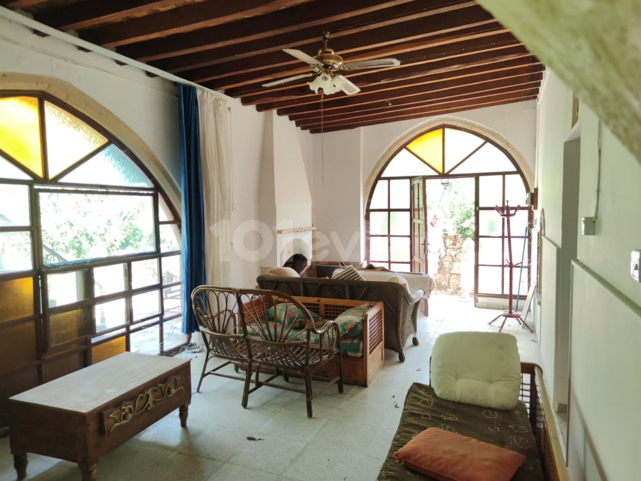 An Old Cypriot House with a Large Garden for Sale in Lapta ** 