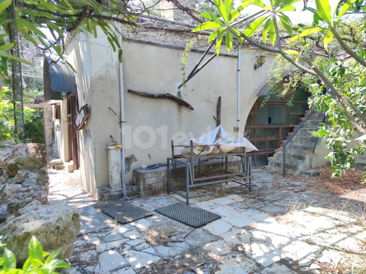 An Old Cypriot House with a Large Garden for Sale in Lapta ** 