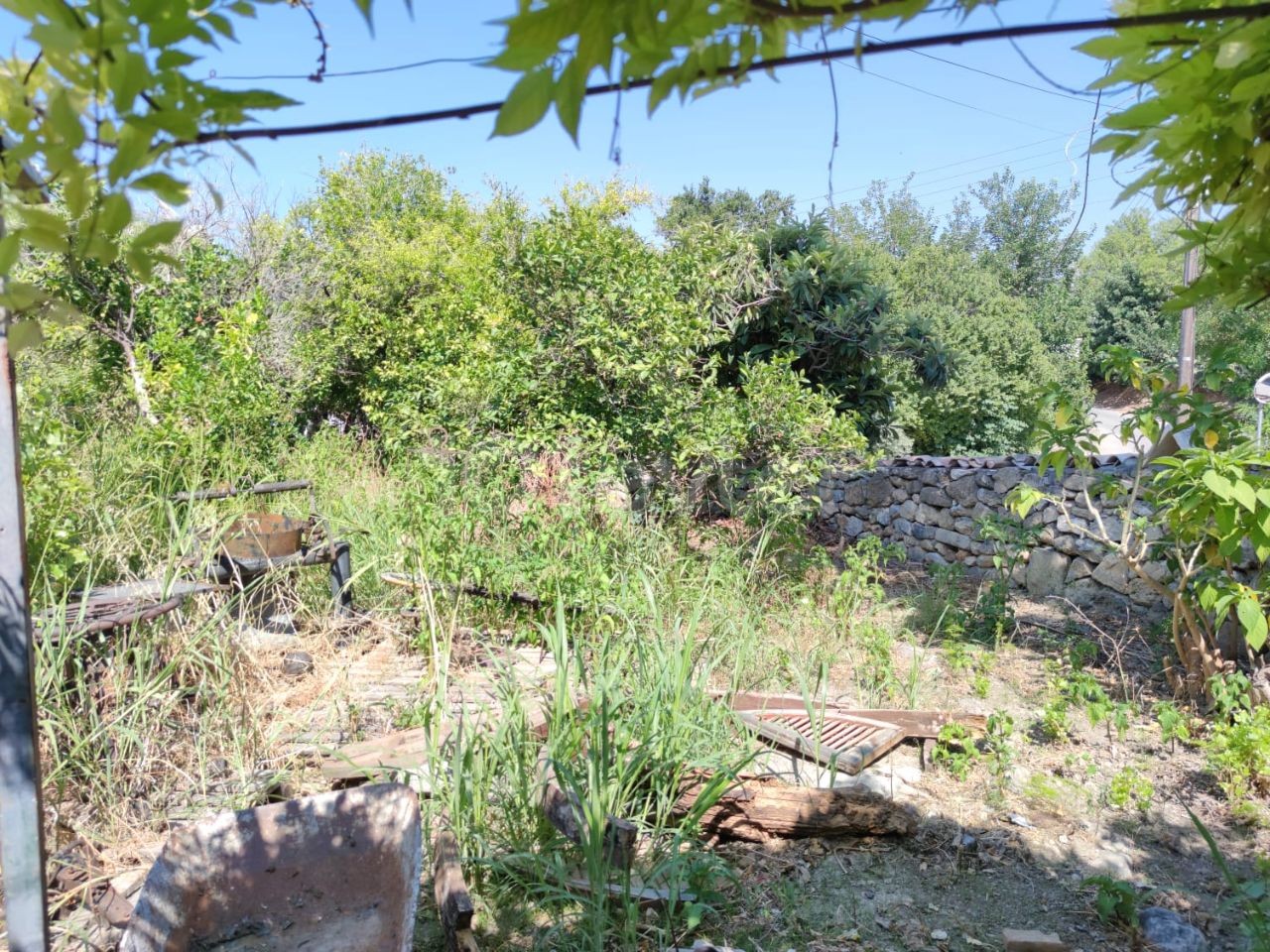 Altes zypriotisches Haus mit großem Garten zum Verkauf in Lapta ** 