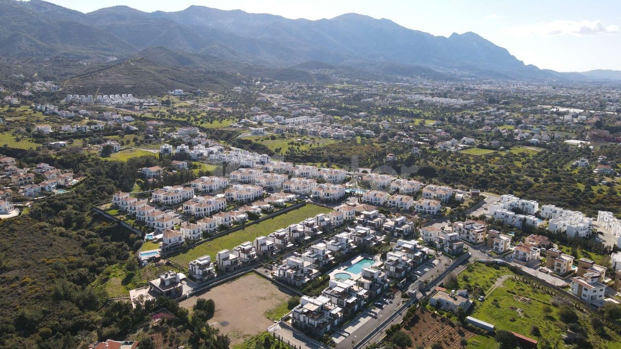 Wohnung Zum Verkauf Mit 2+1 Garten In Kyrenia Alsancak Natura ** 