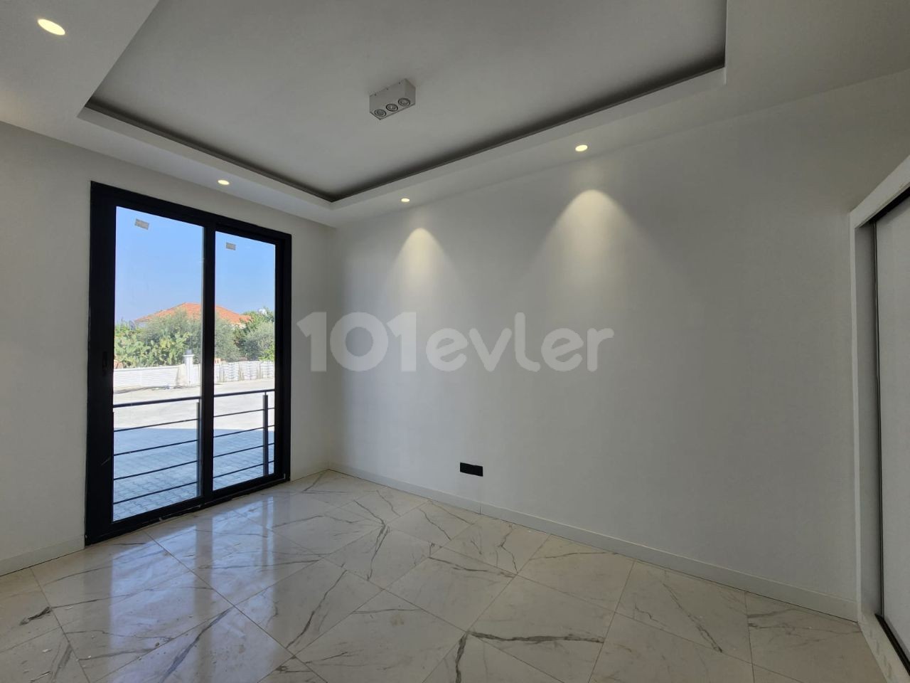 An Inexpensive 2 + 1 Unmissable Apartment in Kyrenia Alsancak ** 