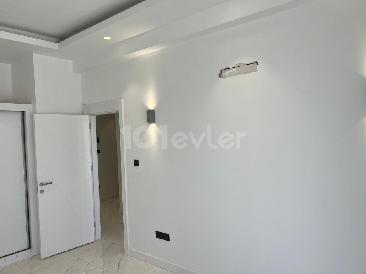 An Inexpensive 2 + 1 Unmissable Apartment in Kyrenia Alsancak ** 