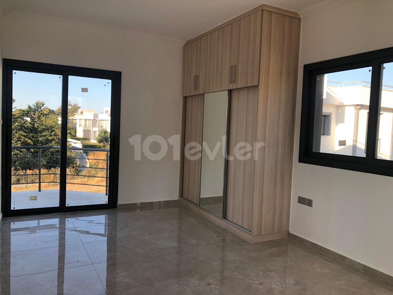 Girne Alsancak'da satilik 4+1 villa