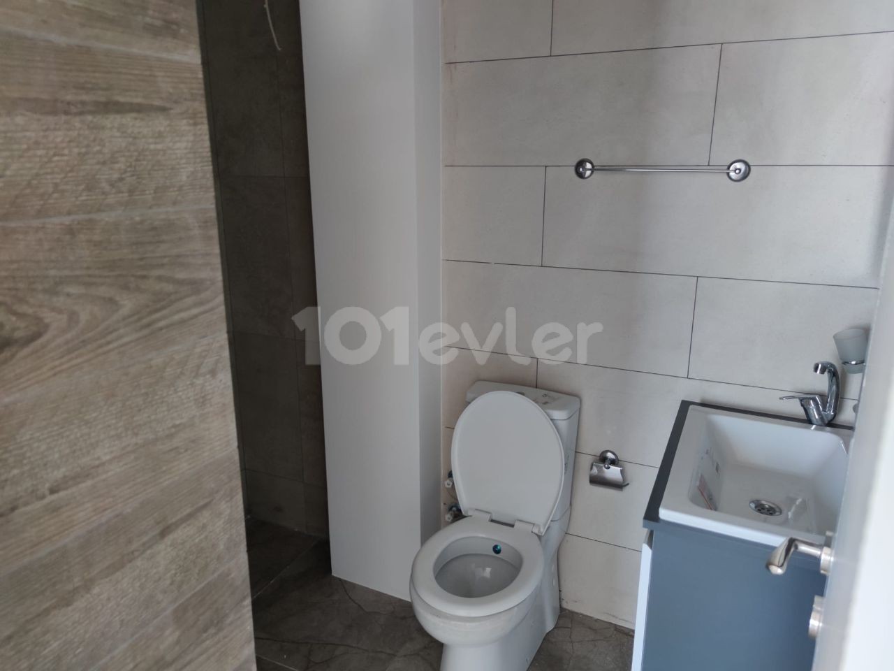 Karşıyaka'da Kiralık Denize Yürüme Mesafesinde Deniz Manzaralı Teraslı Yeni 3+1 Daire