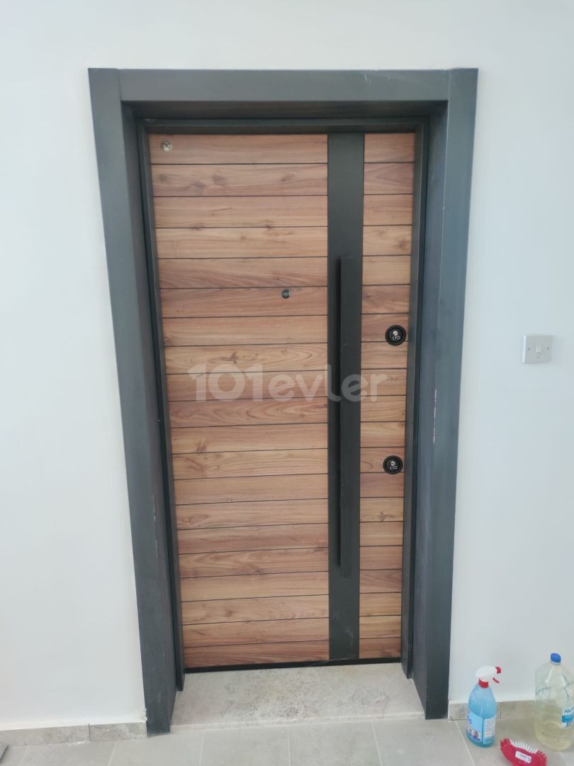 Karşıyaka'da Kiralık Denize Yürüme Mesafesinde Deniz Manzaralı Teraslı Yeni 3+1 Daire