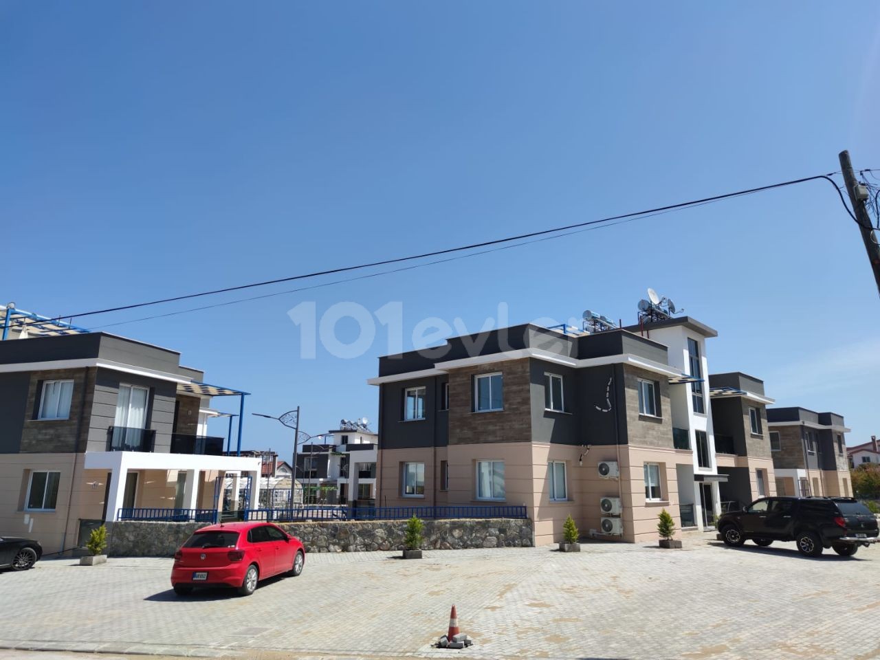 Karşıyaka'da Kiralık Denize Yürüme Mesafesinde Deniz Manzaralı Teraslı Yeni 3+1 Daire