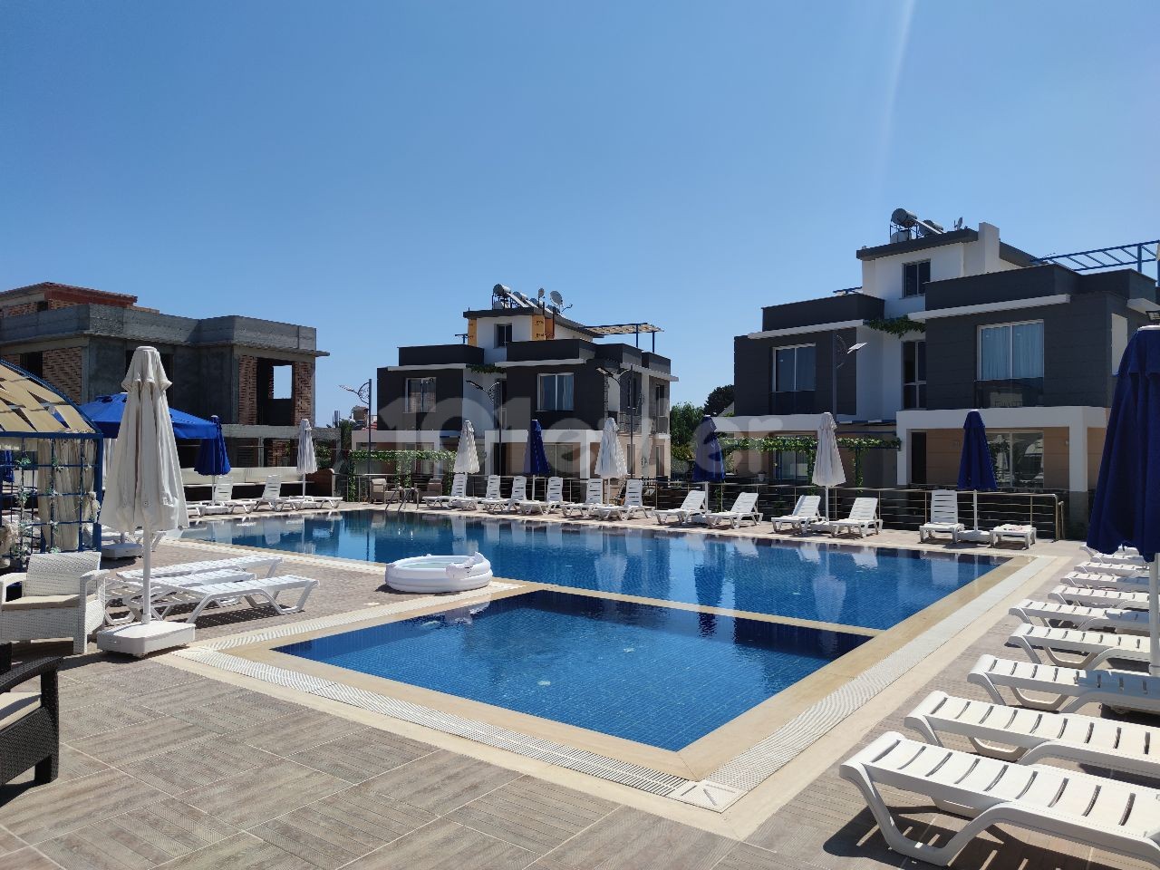 Karşıyaka'da Kiralık Denize Yürüme Mesafesinde Deniz Manzaralı Teraslı Yeni 3+1 Daire