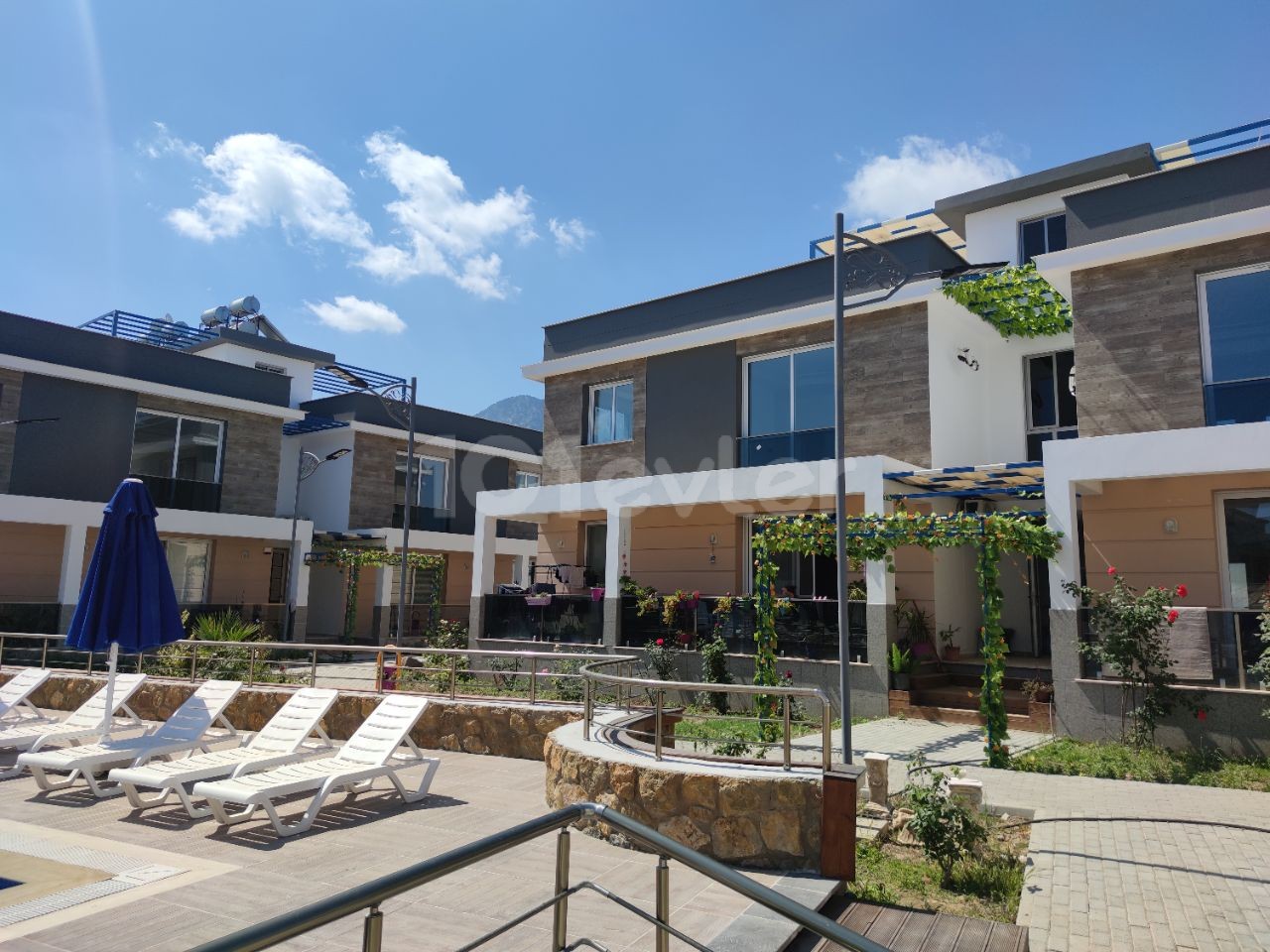 Neue 3+1 Wohnung mit Meerblick-Terrasse zu vermieten in Karsiyaka in Gehweite zum Meer