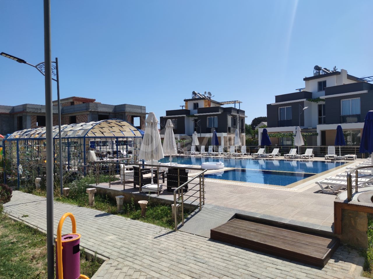 Karşıyaka'da Kiralık Denize Yürüme Mesafesinde Deniz Manzaralı Teraslı Yeni 3+1 Daire