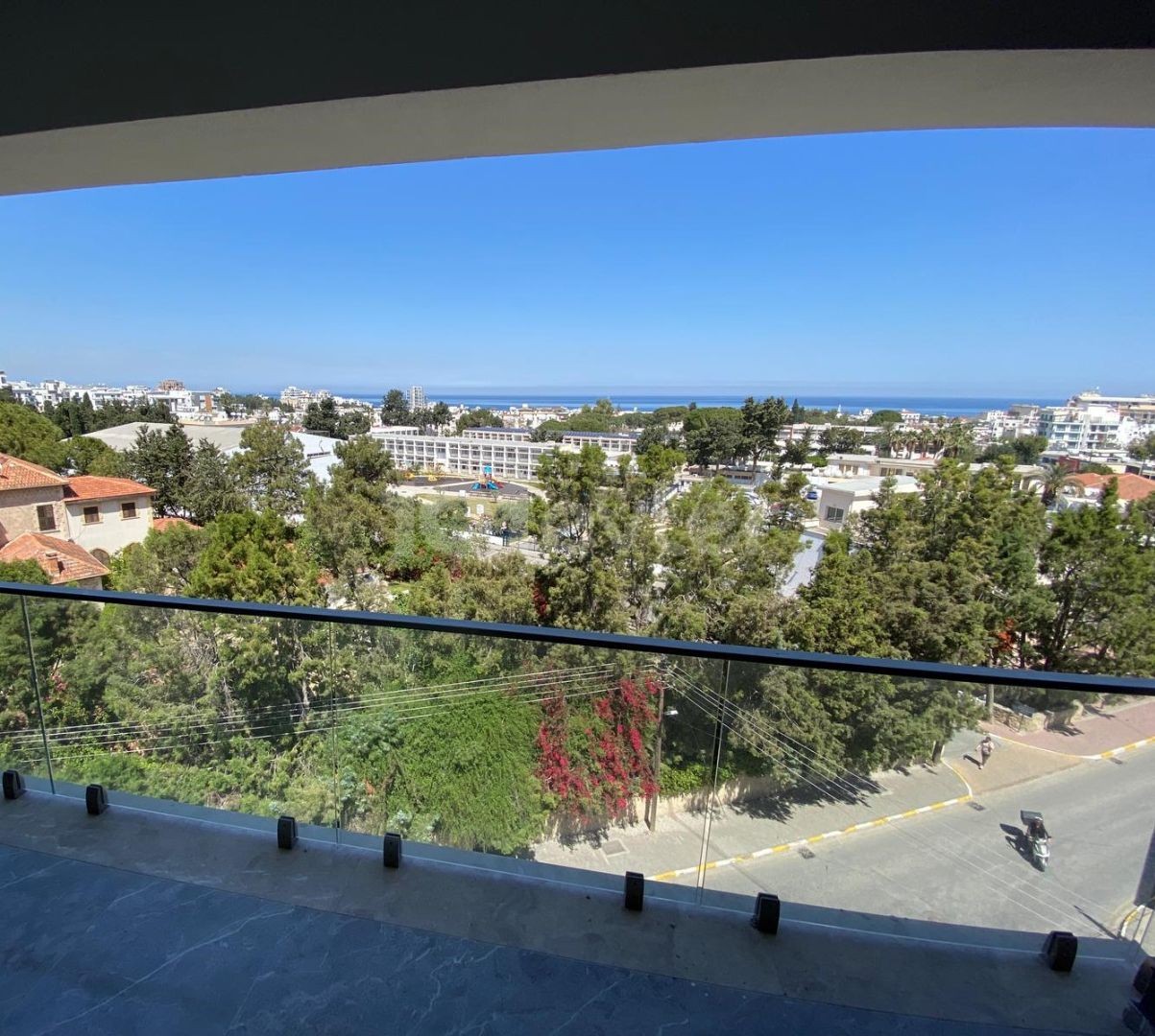 3+1 Flat With Sea View In A Building With Elevator In The Center Of Kyrenia