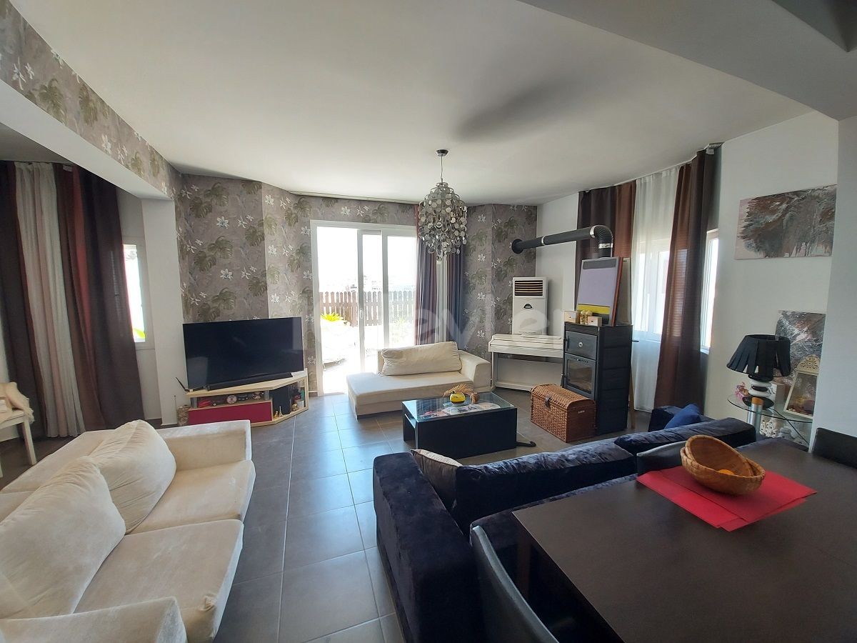 Satılık Aile Apartmaninda 2+1 Geniş Teraslı Penthouse Daire