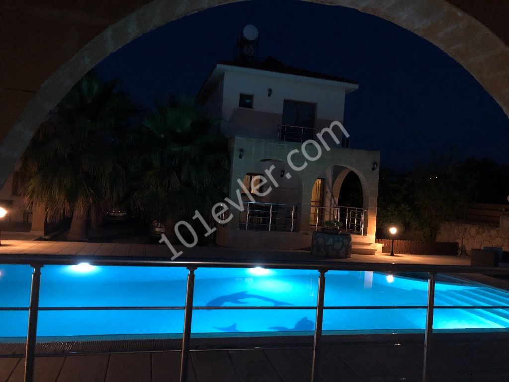 OWNERLY, 3 + 1, 5 + 2 or 7 + 3, in Kyrenia, ÇATALKÖY Region, 200m from the SEA, within 1 acre, air-conditioned, fully furnished, POOL VILLAS 