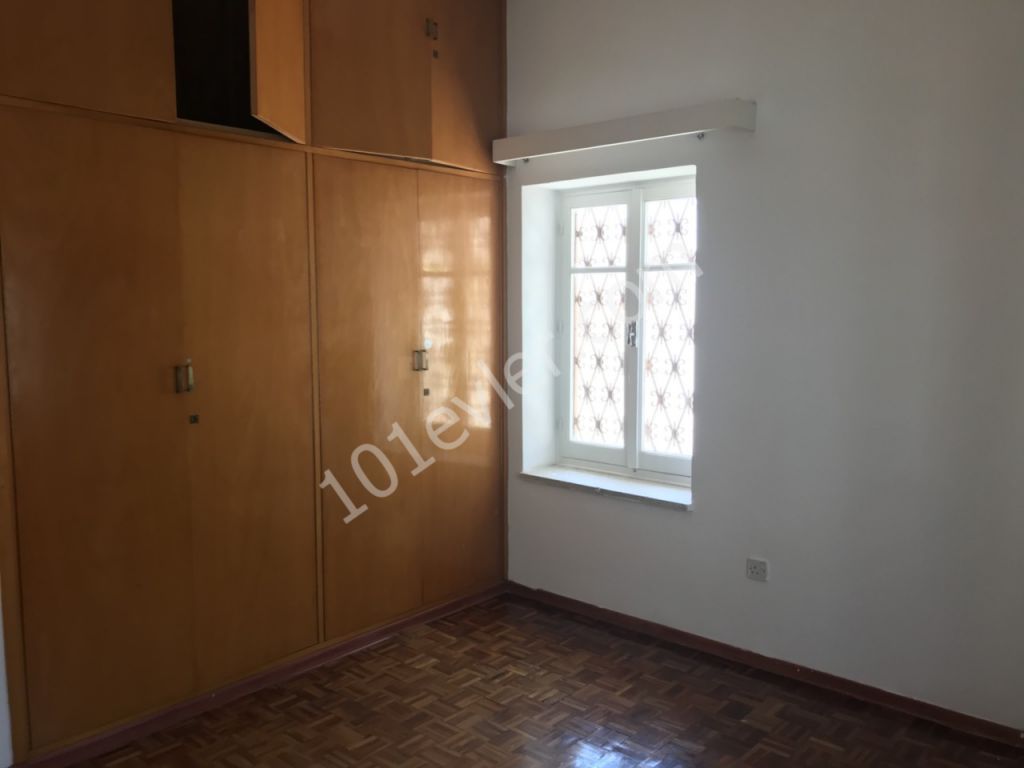 KÖŞKLÜÇİFTLİK'TE 4+1 BÜRO / OFİS OLMAYA MÜSAİT İŞ YERİ 1200 STG