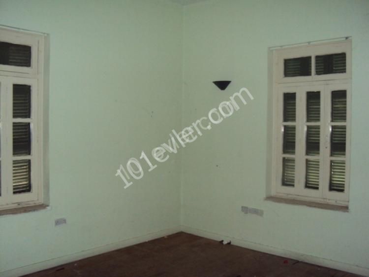 KÖŞKLÜÇİFTLİK'TE BAHÇELİ KİRALIK OFİS 800 GBP !!!