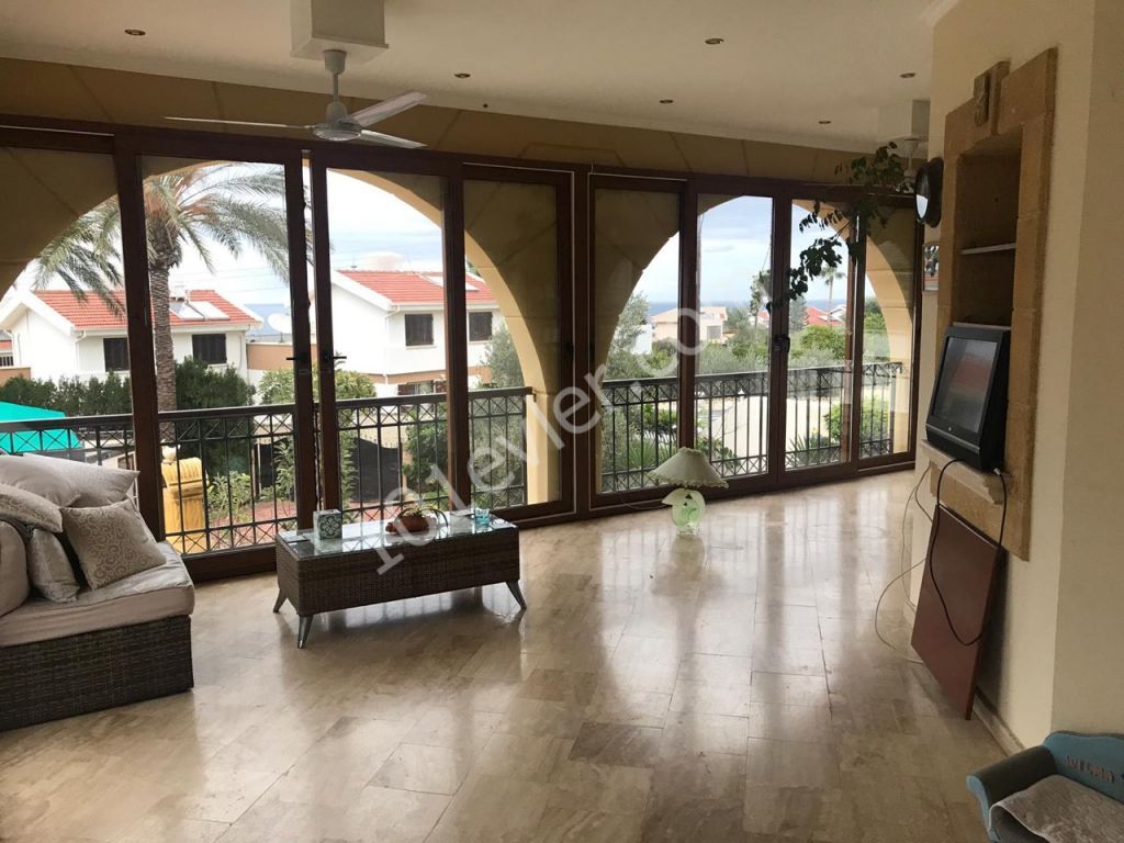 Girne Bellapais’de 5+2 Tripleks Villa 595000 STG