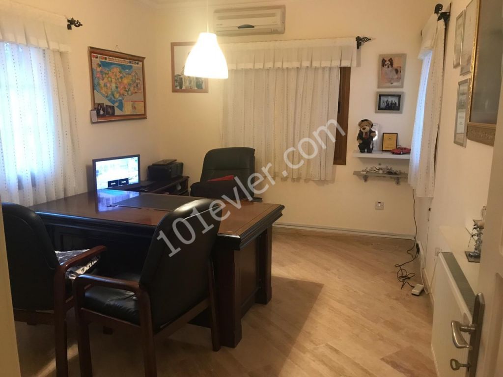 Girne Bellapais’de 5+2 Kiralık Tripleks Villa 1500 STG