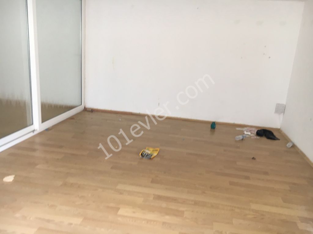 Lefkoşa Köşklüçüftlik’de 120 m2 Sende Katlı Kiralık İşyeri 550 STG