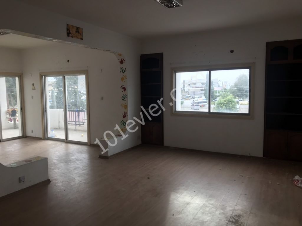 Lefkoşa K.Kaymaklı’da 5+2 280 m2 Kiralık İşyeri 6000 TL