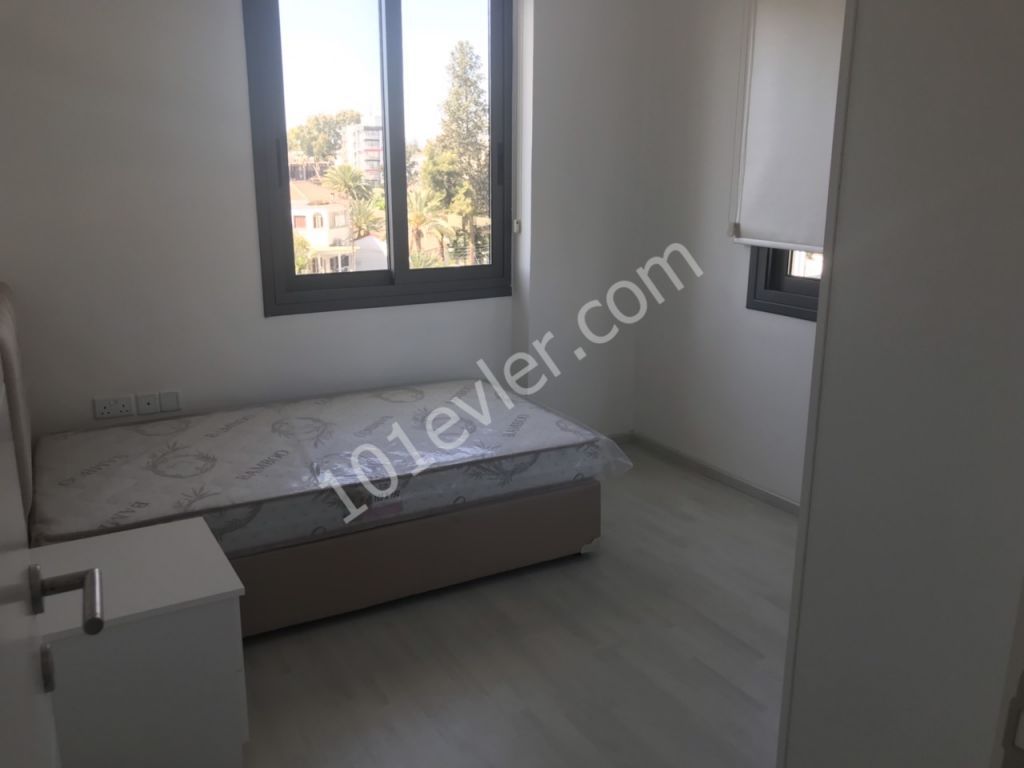 Yenişehir'de 2+1 80 m2 Yıllık Ödemeli Eşyalı Yeni Kiralık Daire 400 STG