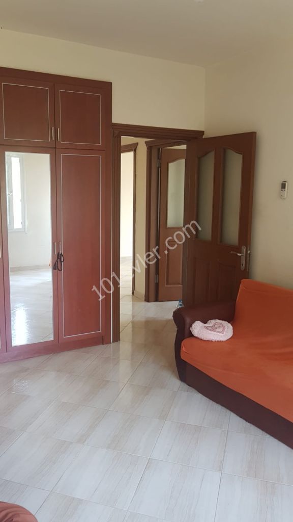 Girne Merkez'de 3+1 Eşyasız Satılık Daire 630000 TL