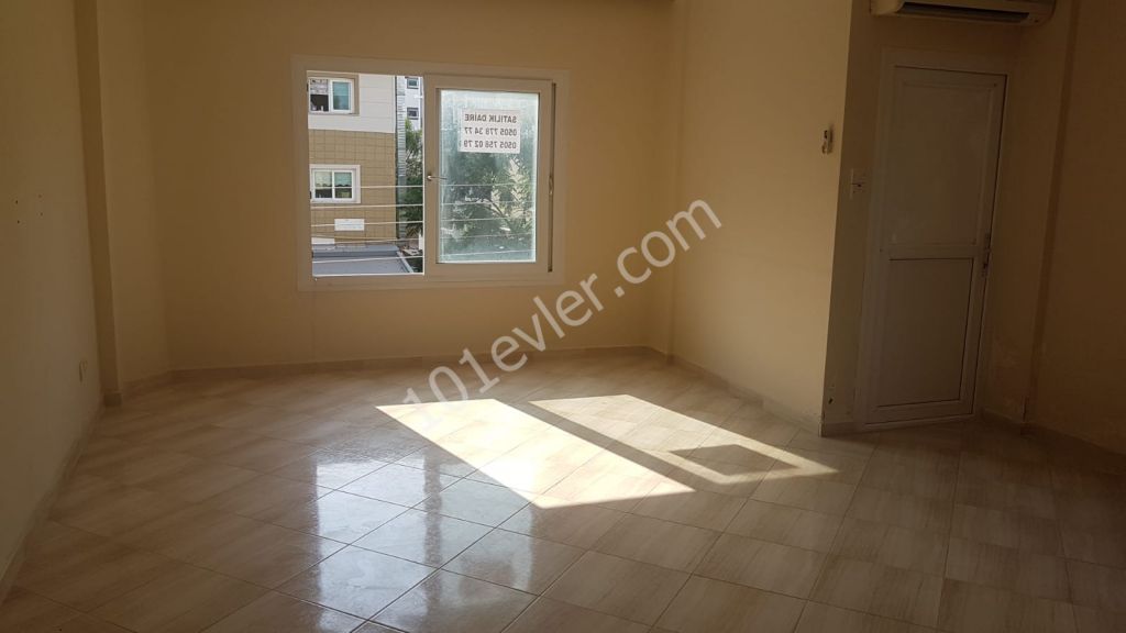 Girne Merkez'de 3+1 Eşyasız Satılık Daire 630000 TL