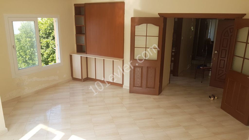 Girne Merkez'de 3+1 Eşyasız Satılık Daire 630000 TL