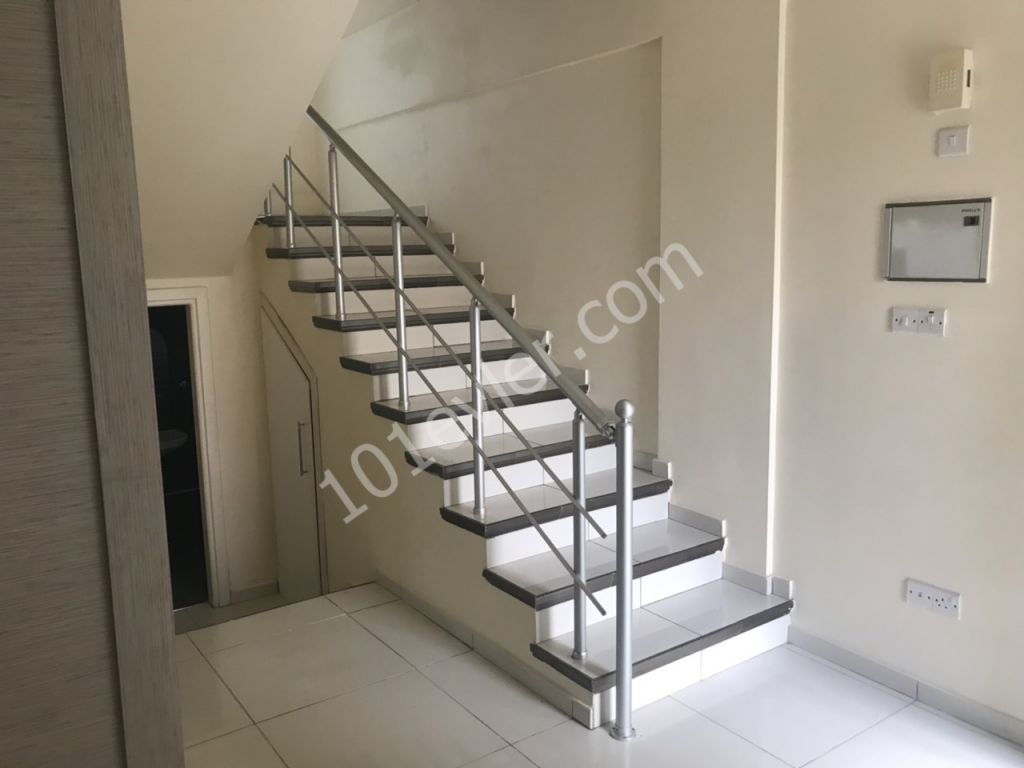 Kermiyada 3+1 180 m2 Eşyalı Ak Ödemeli Kiralık İkiz Müstakil Ev 500 STG