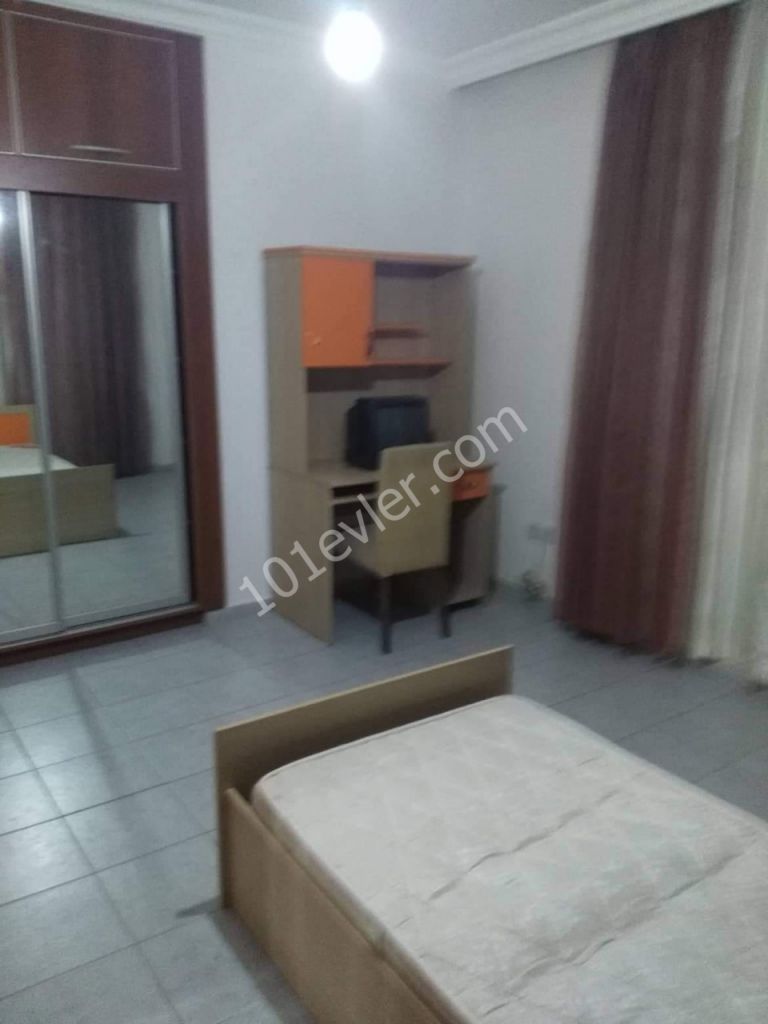 Lefkoşa K.Kaymaklıda 3+1 Zemin Kat Bahçeli Eşyalı 6+6 Aylık Ödemeli Kiralık Daire 2600 TL