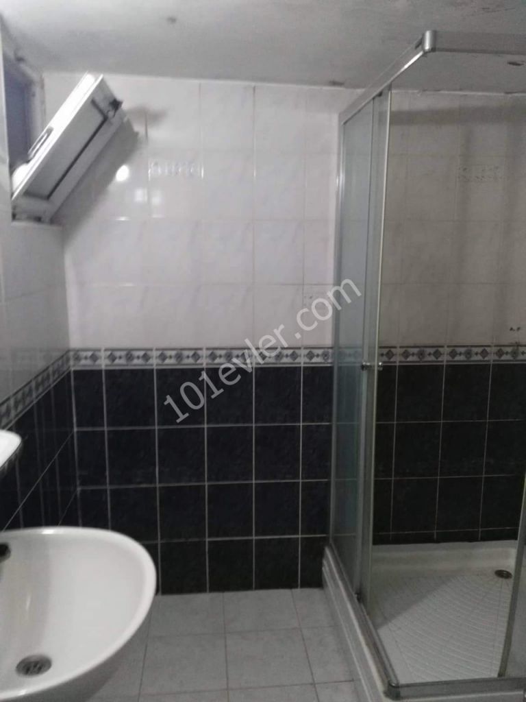 Lefkoşa K.Kaymaklıda 3+1 Zemin Kat Bahçeli Eşyalı 6+6 Aylık Ödemeli Kiralık Daire 2600 TL