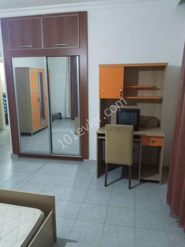 Lefkoşa K.Kaymaklıda 3+1 Zemin Kat Bahçeli Eşyalı 6+6 Aylık Ödemeli Kiralık Daire 2600 TL