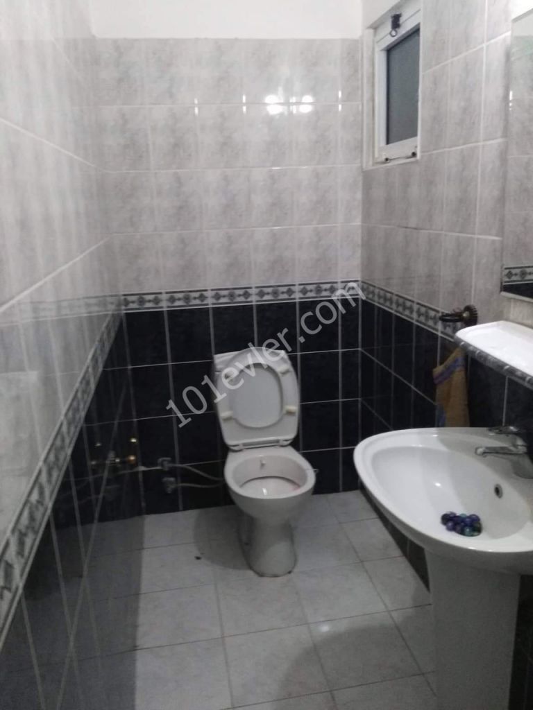 Lefkoşa K.Kaymaklıda 3+1 Zemin Kat Bahçeli Eşyalı 6+6 Aylık Ödemeli Kiralık Daire 2600 TL