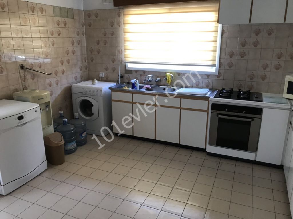 Dereboyunda 3+1 Aylık Ödemeli Ful Eşyalı Kiralık Daire 300 STG  4 katlı binada 3. kat   Asansörlü  300 stg + 2 depozit + 1 hizmet bedeli  danışman:Mustafa Taş 0533 834 19 03 / 0533 880 00 85