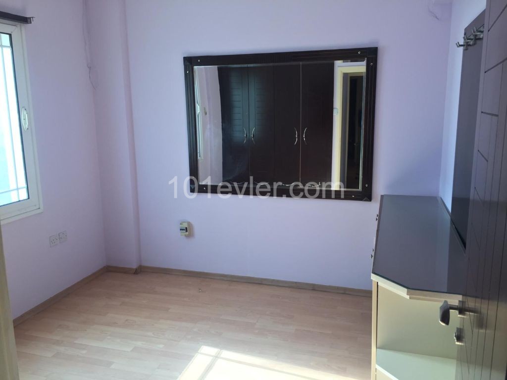 Lefkoşa Göçmenköy'de Kiralık İşyeri Eşyalı Kuaför Aylık Ödemeli 2.500 STG