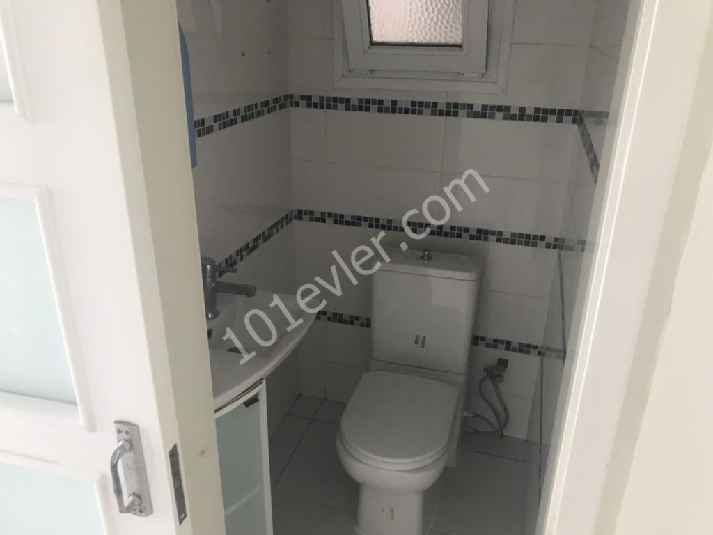 Lefkoşa Köşklüçiftlikde 3+1 Ofis veya İşyeri Olarak Kiralık Daire 400 STG