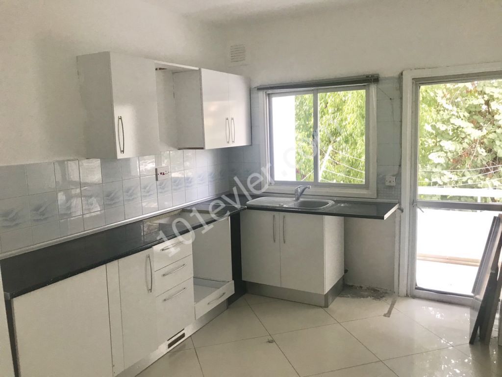 Lefkoşa Köşklüçiftlikde 3+1 Ofis veya İşyeri Olarak Kiralık Daire 400 STG