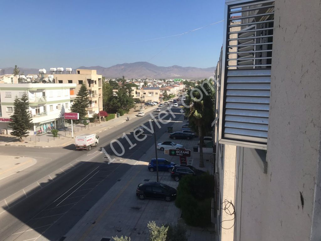 Lefkoşa Göçmenköy'de Eşyalı 3+1 Yıllık Ödemeli Kiralık Daire 2000 TL