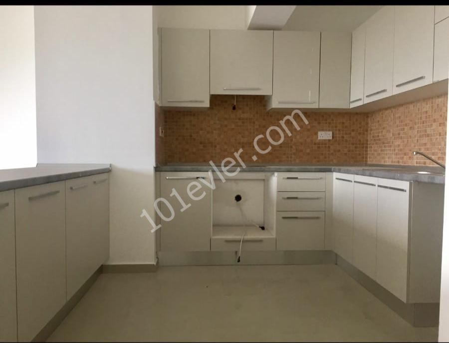 Girne Merkez'de 3+1 Eşyasız Kiralık Daire 2750 TL