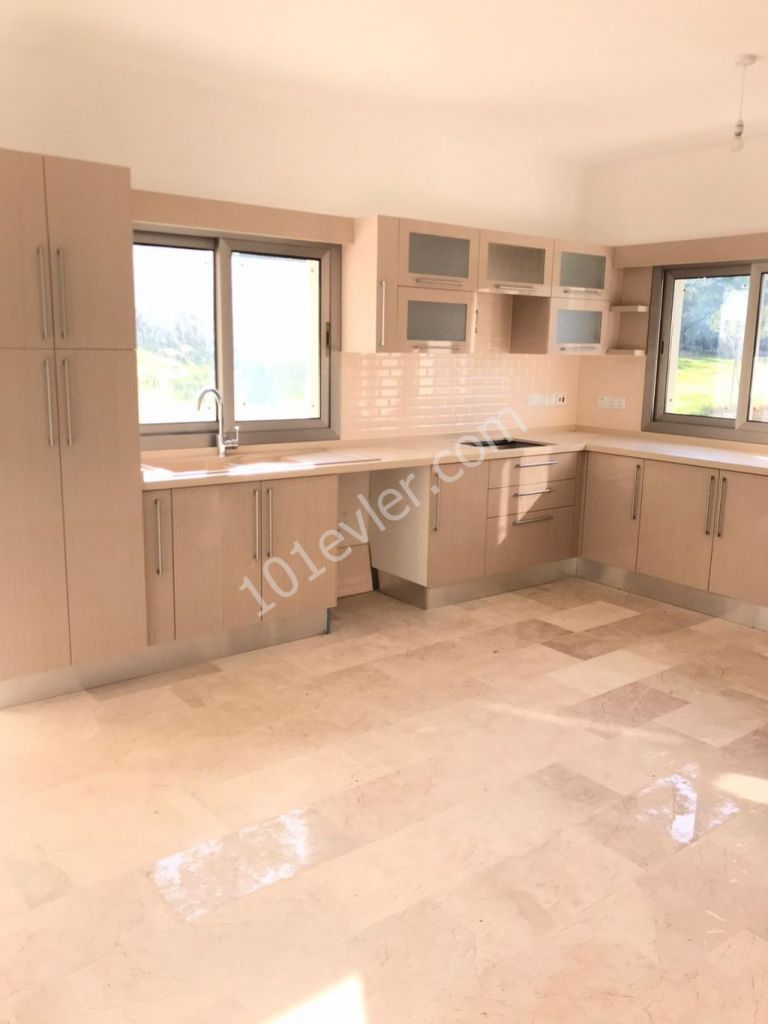 Girne Alsancak'da 4+1 Satılık Villa 235000 STG